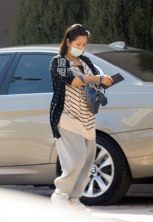 何潔挺大肚外出就餐