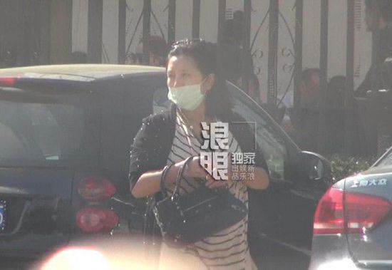 何潔挺大肚外出就餐