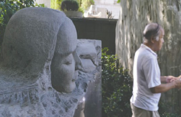 老人給鄧麗君掃墓