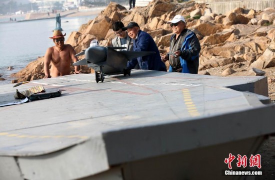 老人自造微縮航母試水