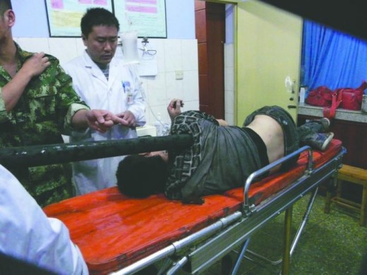 男子墜樓被燈柱穿胸