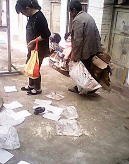 為支持四川抗震救災的賑災物資霉變