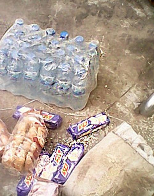 為支持四川抗震救災的賑災物資霉變