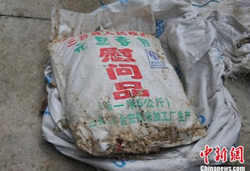 為支持四川抗震救災的賑災物資霉變