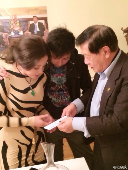 劉曉慶肉色虎紋裝美國聚會