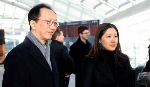 伏明霞與大26歲老公香港購物