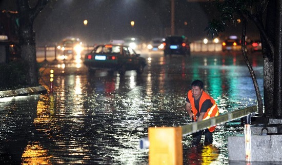 貴陽(yáng)冰雹暴雨 道路出現(xiàn)嚴(yán)重積水