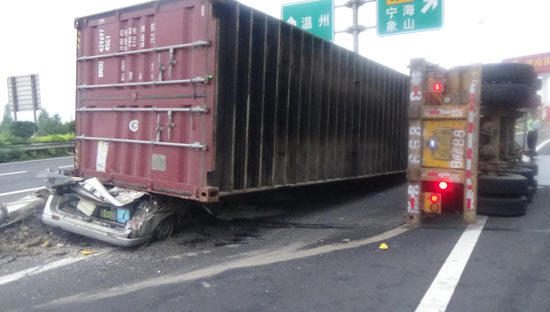 集裝箱側(cè)翻壓扁五菱車 高速護欄救了4條命