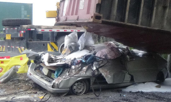 集裝箱側(cè)翻壓扁五菱車 高速護欄救了4條命