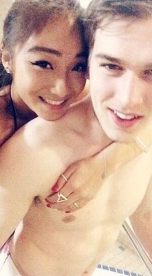 梁家輝大女兒與洋男一起洗澡照片