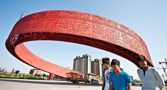 河南褲腰帶大門建成 伊川北大門像褲腰帶