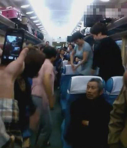 中國大媽火車上大飆廣場舞