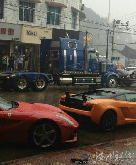 溫州再現土豪婚車隊 擎天柱當頭勞斯萊斯蘭博基尼在后