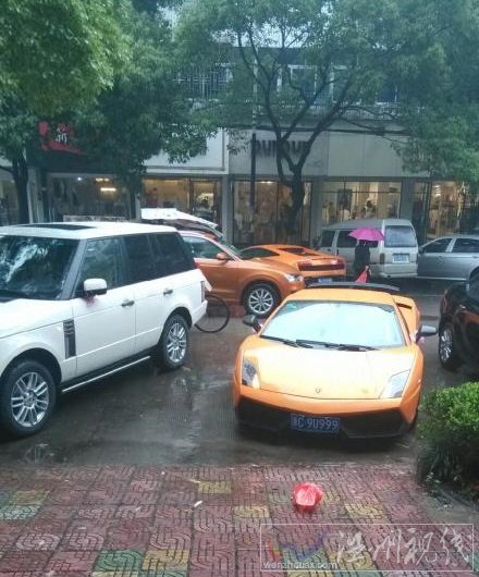 溫州再現土豪婚車隊 擎天柱當頭勞斯萊斯蘭博基尼在后