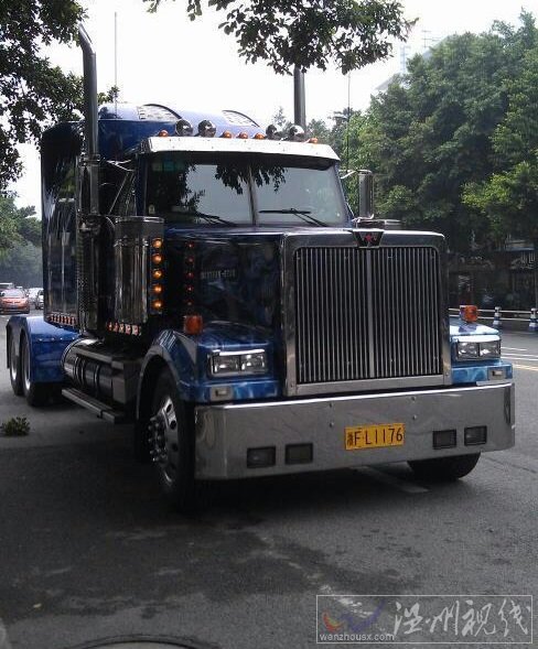 溫州再現土豪婚車隊 擎天柱當頭勞斯萊斯蘭博基尼在后