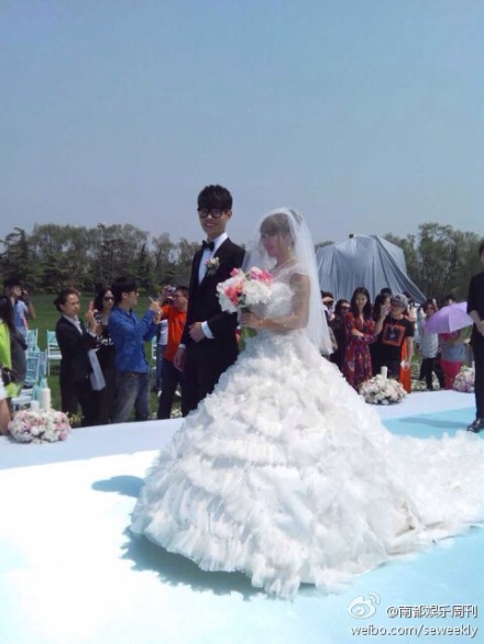 李行亮結(jié)婚了 18日和女友麥琳結(jié)婚延參法師主婚