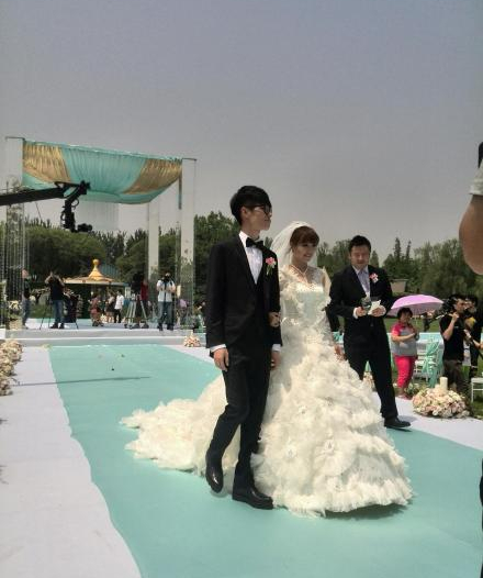 李行亮結(jié)婚了 18日和女友麥琳結(jié)婚延參法師主婚