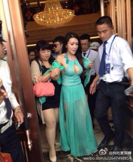 龔玥菲現身水頭