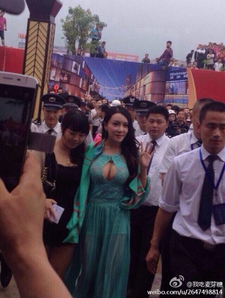 龔玥菲看著好老