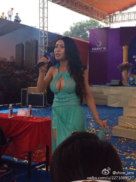 龔玥菲在水頭某樓盤表演