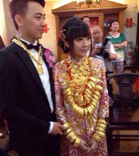 廣東中山土豪婚禮 新娘脖子里掛70只金手鐲
