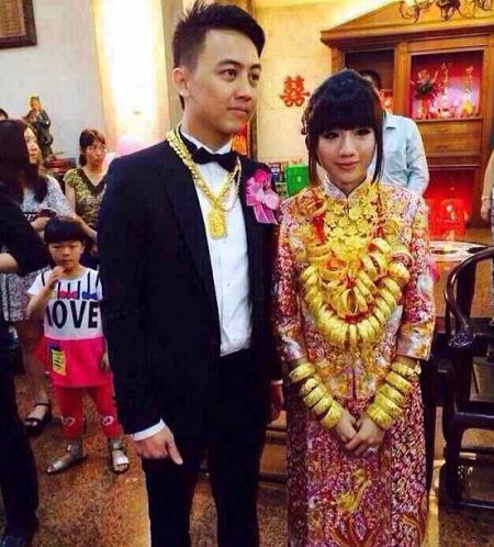 廣東中山土豪婚禮 新娘脖子里掛70只金手鐲