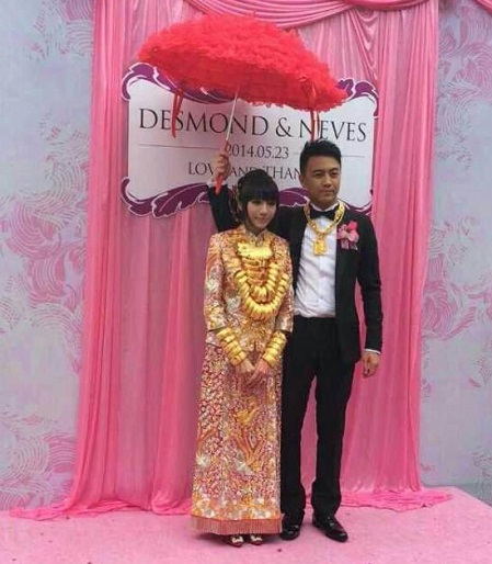 廣東中山土豪婚禮 新娘脖子里掛70只金手鐲