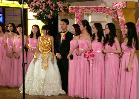 廣東中山土豪婚禮 新娘脖子里掛70只金手鐲