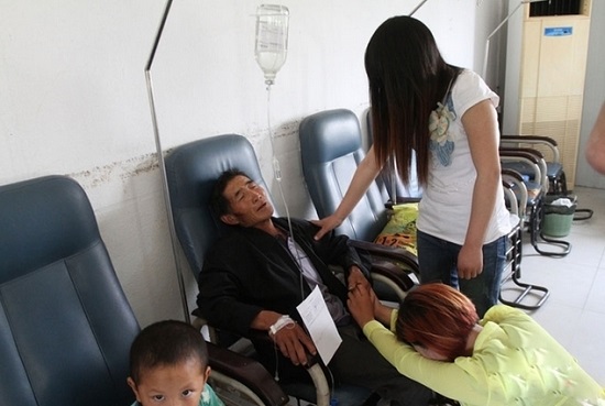 蘇州拾荒夫妻生十個兒女 女兒們在陪著劉向營掛鹽水