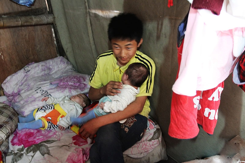 蘇州拾荒夫妻生十個兒女 老三抱著妹妹