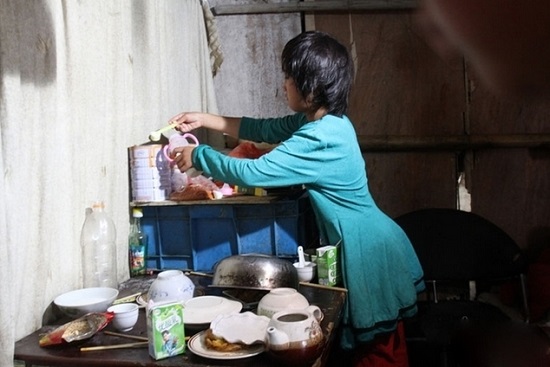 蘇州拾荒夫妻生十個(gè)兒女 老四在給妹妹泡奶粉