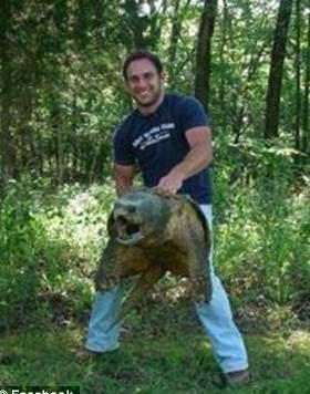 男子釣到巨型鱷龜