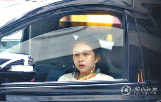 邱淑貞和老公沈嘉偉帶著3個女兒外出用餐