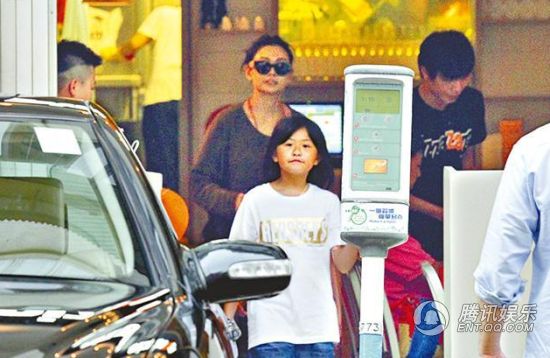 邱淑貞和老公沈嘉偉帶著3個女兒外出用餐