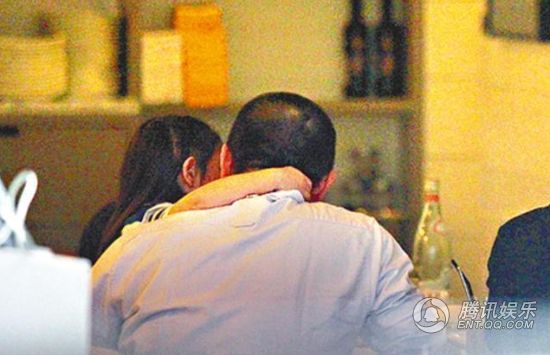 邱淑貞和老公沈嘉偉帶著3個女兒外出用餐