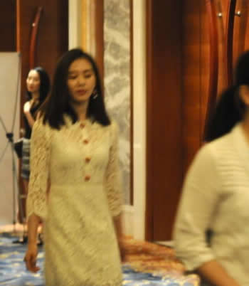 劉詩詩穿鏤空裙子