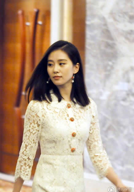 劉詩詩穿鏤空裙子