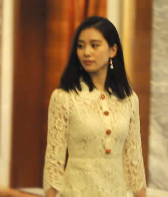 劉詩詩穿鏤空裙子