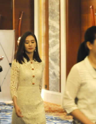 劉詩詩穿鏤空裙子