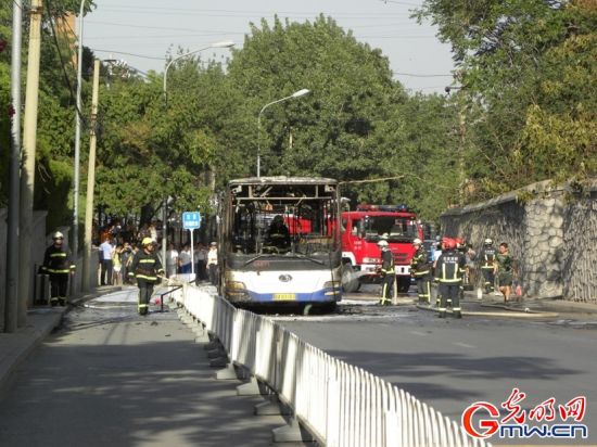 北京香山公交車自燃