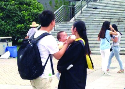女生帶寶寶拍畢業(yè)照