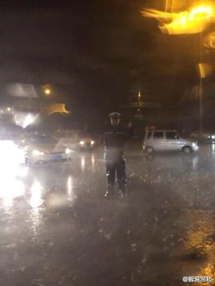 廊坊停電交警冒雨指揮交通