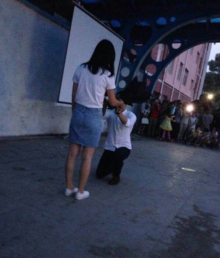 吉林大四學生向女老師求婚 學生和老師戀愛三年修成正果