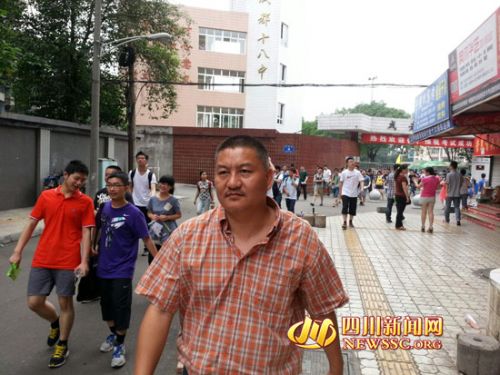 四川47歲高考釘子戶梁實第18次參加高考