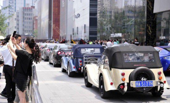 百輛豪車聚集春熙路