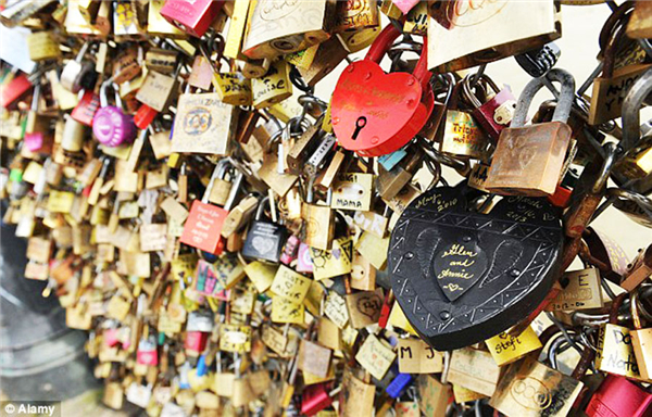 巴黎愛情橋垮塌 掛了太多同心鎖不堪重負