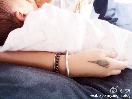 楊冪女兒側(cè)面照 小糯米干爹是周筆暢