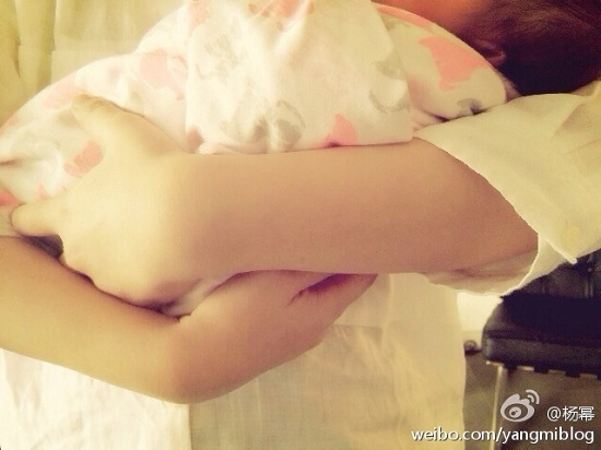 楊冪女兒側(cè)面照 小糯米干爹是周筆暢