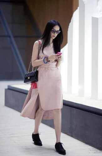 姚晨英倫風(fēng)格街拍照片