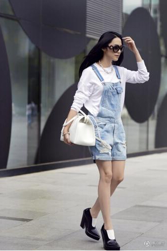 姚晨英倫風(fēng)格街拍照片